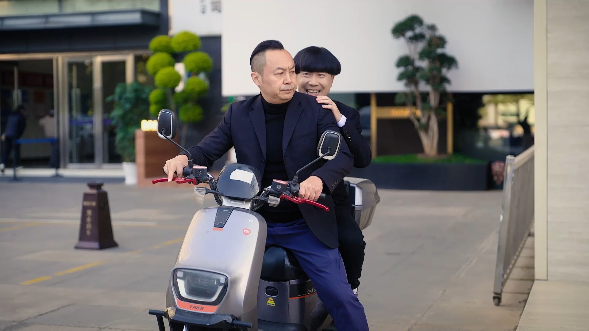 陈翔六点半：当朋友开口借东西时，我承认有点慌了-1.jpg