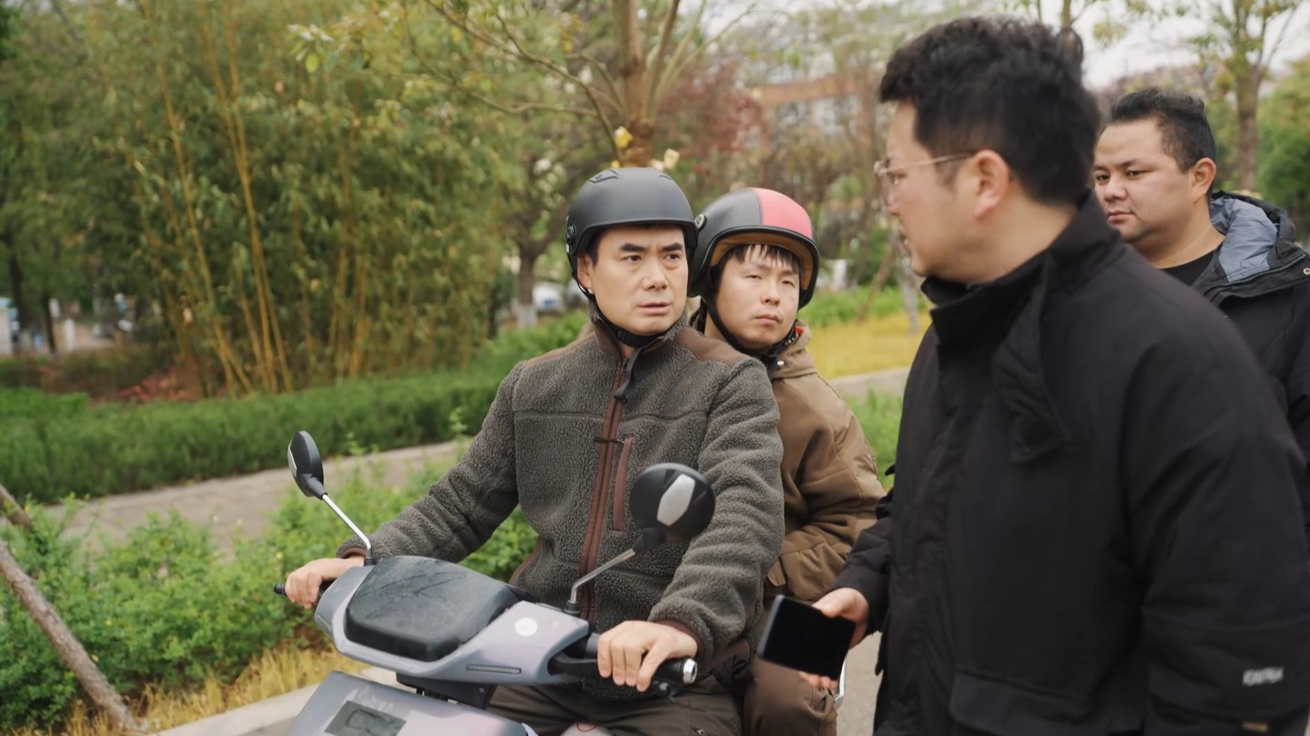 陈翔六点半:头戴安全盔，平安把家归-1.jpg