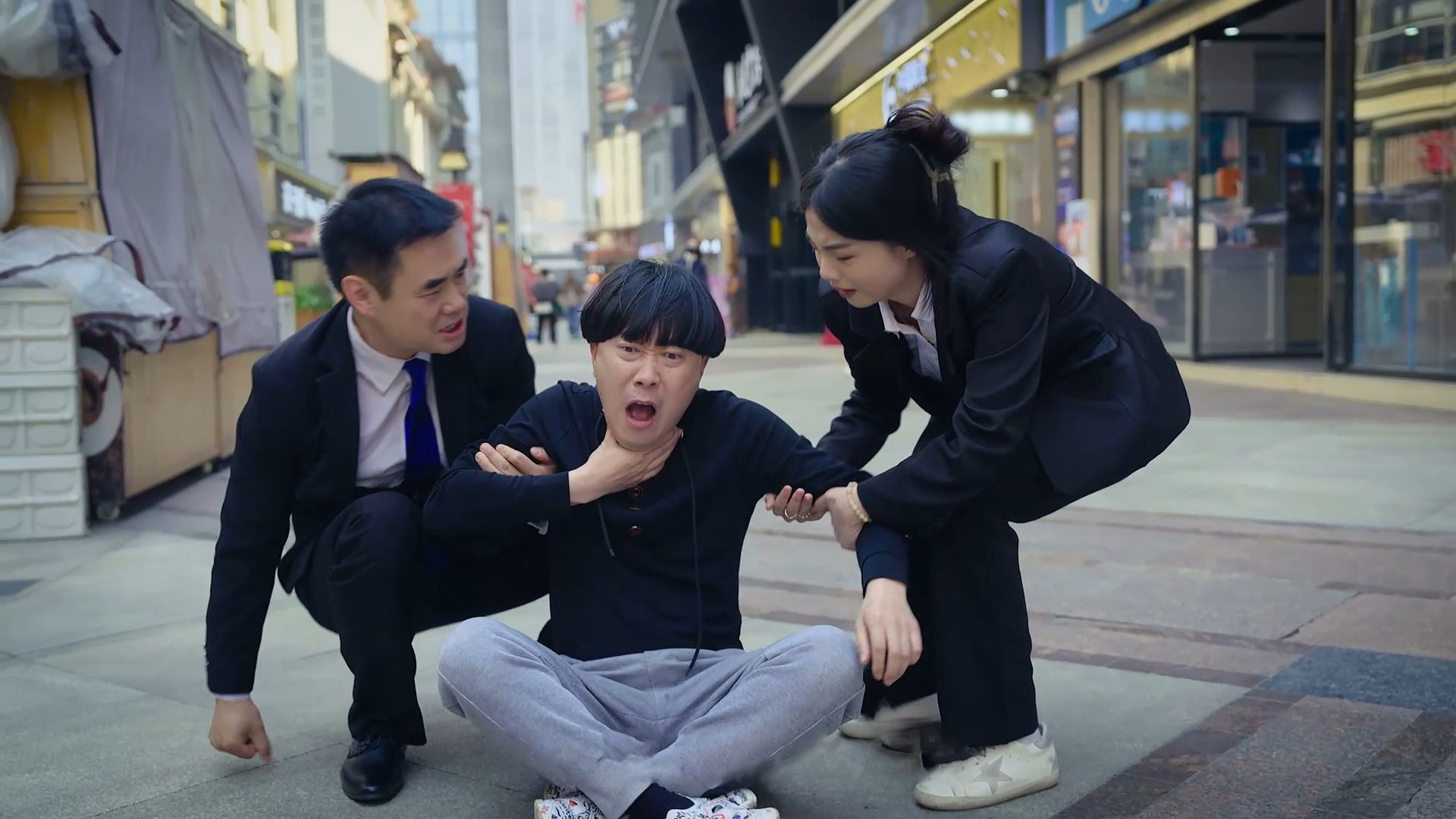 陈翔六点半:他跑他追，他插翅难飞-1.jpg