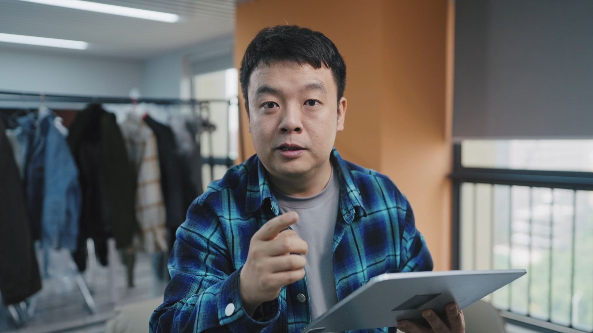 陈翔六点半：监控下离谱的一幕-1.jpg