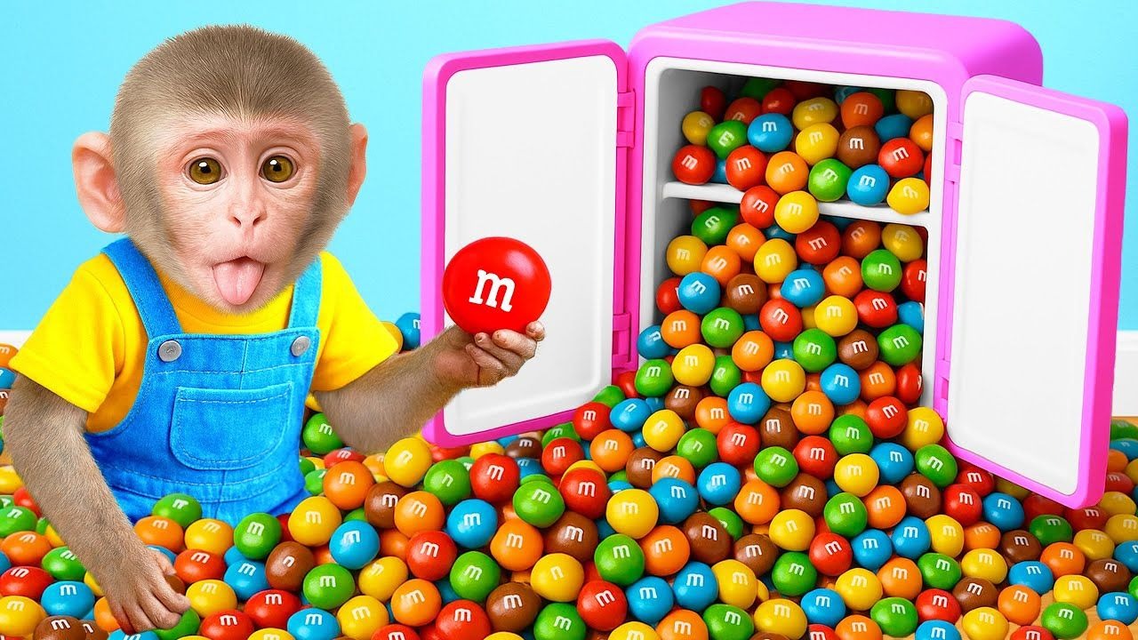小猴子发现了一个装满五彩缤纷 M&amp;M 糖果的魔法冰箱-1.jpg